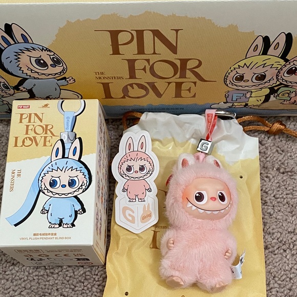 Pop Mart Labubu Pin For Love Letter G Giving - Picture 1 of 15